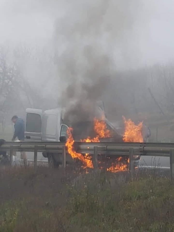 FLASH // Un microbuz arde ca o torță pe traseul Chișinău-Orhei. Imagini FOTO/VIDEO de la fața locului